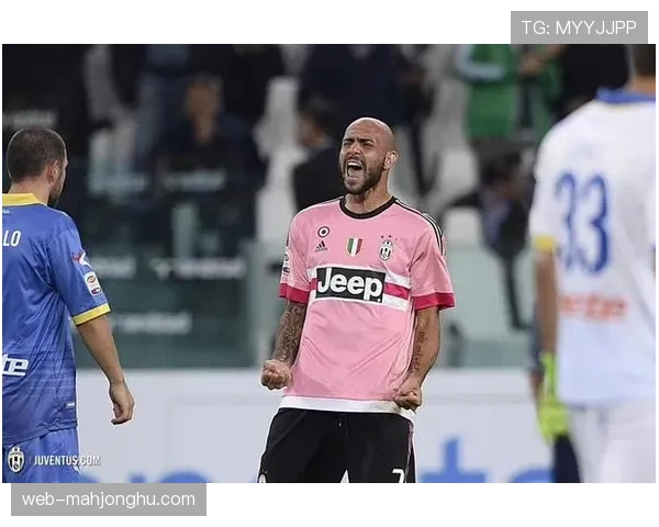 弗罗西诺内球员抗议点球判罚，VAR复核后维持原判